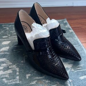 Pointy toe patent leather shoes